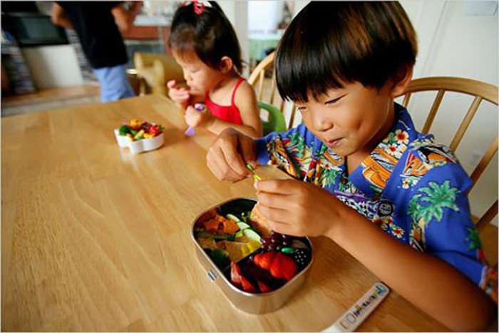 Nhiều bà mẹ Nhật Bản đã phải bỏ ra thời gian mấy tiếng đồng hồ để trang trí cho hộp cơm của con, khiến cho những đứa trẻ thích ăn và đến trường nhiều hơn.